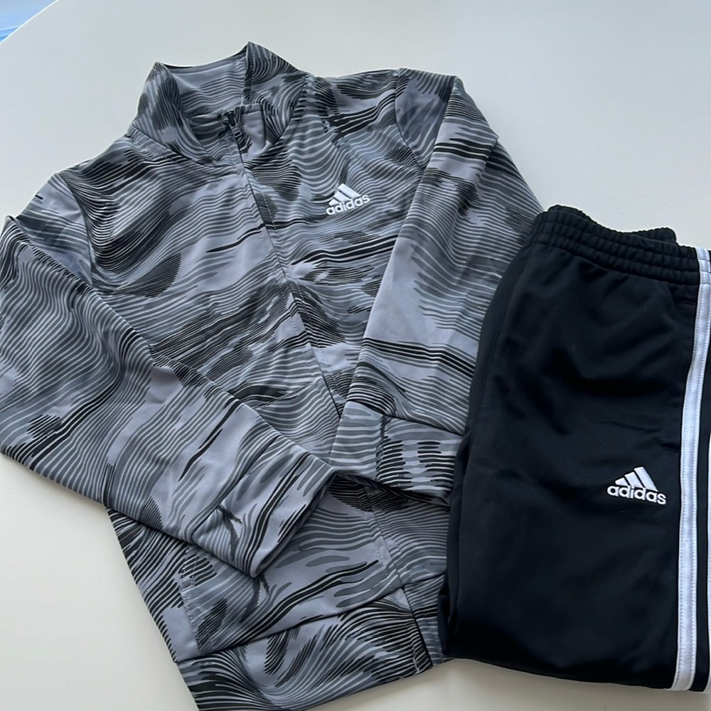 Adidas track suit boys size 5